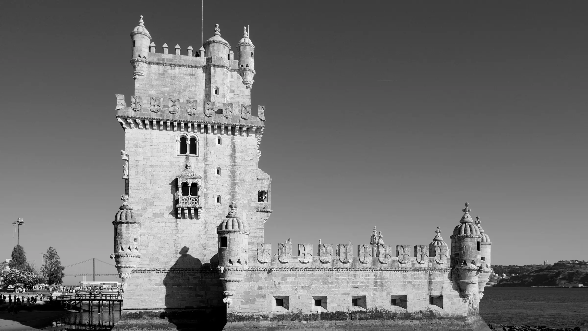 A Torre de Belém, em Lisboa, à beira do Tejo.
